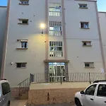Modern 3bdr, A/c, Wifi & Parking アパート