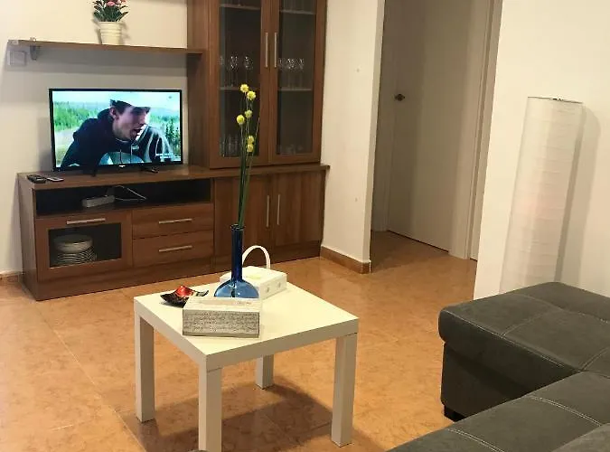 Modern 3bdr, A/c, Wifi & Parking