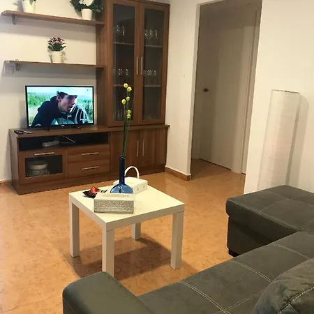Modern 3bdr, A/c, Wifi & Parking